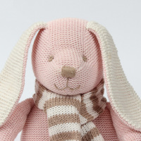 Peluche Lapin Personnalisée en Polyester Tricoté avec Rembourrage en Coton PP, Oreilles Longues Douces et Écharpe Rayée - Jouet de Confort pour Bébé OEM/ODM
