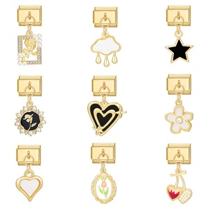 Bracelet modulaire italien en acier inoxydable, avec un pendentif breloque tendance plaqué or en stock - Product Image 2