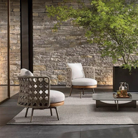 Fauteuil de salon d'extérieur durable en corde tressée, fauteuil de patio de luxe tressé à la main avec base en teck et pieds en aluminium pour terrasse de villa