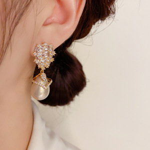 Boucles d'oreilles pendantes Rétro en forme de goutte d'eau avec perles et zircons cubiques dorés, Bijoux fantaisie pour soirées et événements - Product Image 4