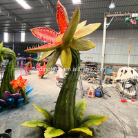 Énorme modèle de plante préhistorique animatronique pour parc aquatique ou exposition interactive de fleurs robotiques de style jurassique qui crachent de l'eau et de la fumée