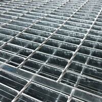 Grille en acier au carbone galvanisée, panneaux de grille soudés robustes pour plateformes industrielles, passerelles et couvertures de fossés