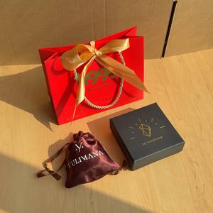 Sac en papier rouge recyclable, sac à poignée pour emballage de t-shirt, de pull, de cadeau, logo personnalisé, sacs de shopping pour cosmétiques pour les petites entreprises - Product Image 5