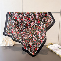 Foulards en satin imprimé de luxe 70x70, foulard soyeux, bandana, motif papillon et fleurs, logo personnalisé, attaches pour cheveux, foulard en soie élégant pour femme