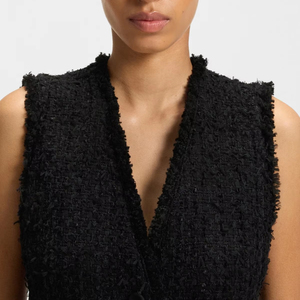 Chaleco de Tweed Negro con Dobladillo Deshilachado, Cuello en V y Botones Frontales, Sin Mangas - Elegante Chaleco para Combinar en Capas para Oficina y Uso en Todas las Estaciones - Product Image 4