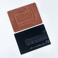 Écussons en cuir PU personnalisés en gros, gravés au laser, logo en relief, étiquettes thermocollantes pour casquettes de camionneur et jeans