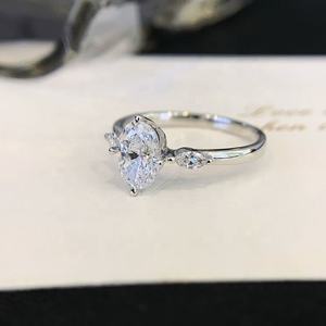 IGI Lab Grown 1ctsオーバル3 EXカットVVS VSラボダイヤモンドエンゲージメントリングクラシック3ストーンサイドブライダル用 - Product Image 4