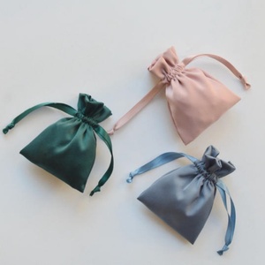 Sacs à main en satin mat avec cordon de serrage, sacs cadeaux recyclables pour l'emballage de bijoux avec logo personnalisé - Product Image 4