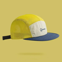 Gorra deportiva de poliéster de 5 paneles con hebilla de plástico, diseño de bloques de color, bordado de patchwork y cierre a presión personalizado.