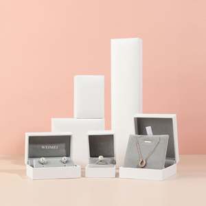 กล่องเครื่องประดับกระดาษหนังเทียมสีขาวโลโก้ OEM กล่องสี่เหลี่ยมชุดแหวนสร้อยคอต่างหูบรรจุภัณฑ์ - Product Image 1