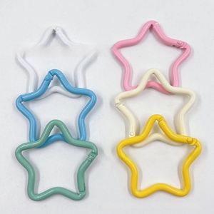 Taodao a peint une boucle d'alpinisme en alliage en forme d'étoile à cinq branches colorée, un porte-clés à ressort. - Product Image 1