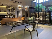 Table de bureau design européen moderne, structure en aluminium chromé, pieds évasés, durable, idéale pour les hôtels et la restauration.