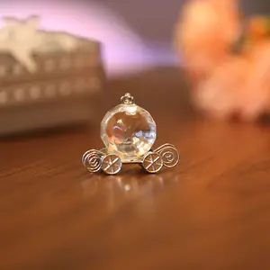 婚礼派对客人纪念品礼品盒中的透明银水晶3D婚礼马车