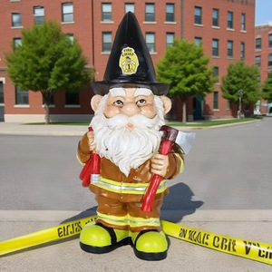 Statue de jardin en résine du gnome nain pompier Fred, avec chapeau de chef des pompiers, hache et tuyau, décoration de Noël, ornement extérieur - Product Image 1