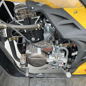 Camion poubelle à trois roues en acier inoxydable avec système de levage de bacs pour la collecte et l'élimination des déchets - Product Image 4