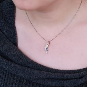 Pendentif Charme Chrétien Classique en Or Massif 18K avec Saphir Taille Brillant et Perle d'Eau Douce – Magnifique Cadeau pour Petite Amie, Saint-Valentin - Product Image 2