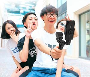 Estabilizador de 3 Ejes Compatible con Smartphones para Vlogs, Grabación de Video en Vivo, con Modo Deportivo, Seguimiento de Rostros y Objetos - Product Image 3