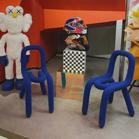 Tabouret de coiffeuse minimaliste moderne / chaise de salle à manger en fibre de verre de forme irrégulière, adapté à la chambre à coucher, à la coiffeuse et à la salle à manger.