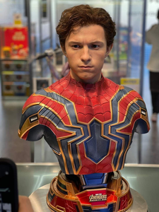 Busto Realistico di Tom Holland Spider-Man con Trapianto di Capelli, Statua in Resina a Mezzo Busto con Tuta Iron Spider, Collezione Personaggi <span class=keywords><strong>Marvel</strong></span> - Product Image 2