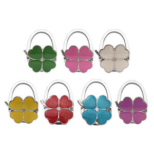 Alliage de zinc trèfle <span class=keywords><strong>à</strong></span> quatre feuilles suspendu <span class=keywords><strong>sac</strong></span> cintre Portable pliant bureau <span class=keywords><strong>sac</strong></span> <span class=keywords><strong>à</strong></span> <span class=keywords><strong>main</strong></span> fourre-tout <span class=keywords><strong>Table</strong></span> crochet goutte <span class=keywords><strong>sac</strong></span> spécial pièces accessoires - Product Image 1