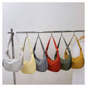 กระเป๋าคาดลำตัวผ้าไนลอนขนาดใหญ่พิมพ์โลโก้ตามสั่ง แฟชั่นสำหรับนักเรียนหญิง กระเป๋าสะพายไหล่แบบมีซิปสำหรับเดินทาง - Product Image 6