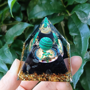 Pyramide de galets de cristal en résine époxy, ornement de bureau artisanal, sphère verte en obsidienne, décoration d'aquarium Tara verte, cadeau - Product Image 3
