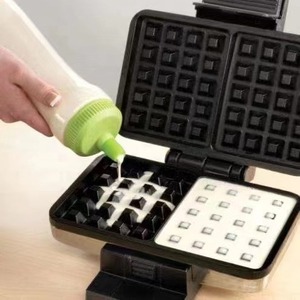 Dispensador de masa para panqueques de 700 ml, botella mezcladora de masa manual con manivela, botella mezcladora de masa para cupcakes, panqueques y crepes - Product Image 5