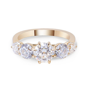 2,6 quilates Tapered <span class=keywords><strong>Trellis</strong></span> Five Stone Lab OEC Cut Moissanite 10K Anillo de compromiso de oro amarillo para mujeres - Product Image 4