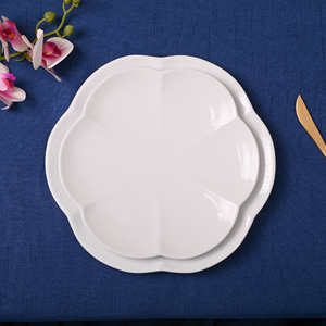 จานเซรามิกรูปดอกไม้พอร์ซเลนสีขาวหรูหราและทนทานสำหรับการต้อนรับผู้จำหน่าย OEM - Product Image 5