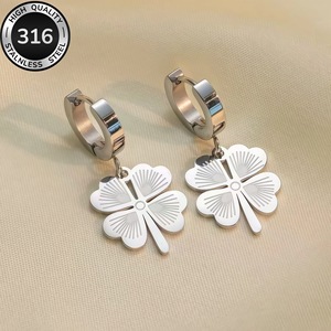 Vente en gros de boucles d'oreilles en acier titane de luxe léger, style européen et américain, motif trèfle à quatre feuilles, métal haut de gamme. - Product Image 3