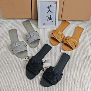 Chaussures imprimées tendance, uniques et de qualité supérieure, faites à la main, en daim et velours antidérapant, pour tous, disponibles en différentes couleurs et tailles. - Product Image 1