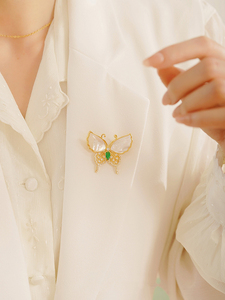 Europeu e americano popular luz luxo natural shell esmeralda borboleta broche para data decoração das mulheres - Product Image 5