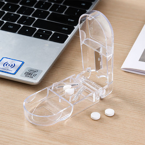 เครื่องตัดยาแบบพกพาพร้อมกล่องเก็บยาและฝาปิดสำหรับใช้ในชีวิตประจำวัน - Product Image 1