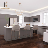 Cuisine modulaire de style américain moderne avec armoires en marbre/panneaux de particules et robinet
