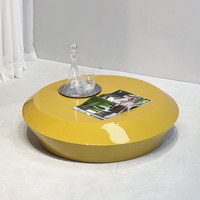 Table basse ronde de luxe moderne avec plateau en marbre rouge naturel et base en placage de bois noir, profil bas, pour salon
