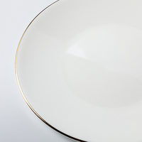 Service d'assiettes de luxe en porcelaine fine blanche avec bordure dorée pour banquets de mariage, restaurants et hôtels