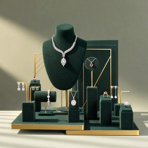 Présentoir à bijoux Zebopak en velours blanc et métal doré avec fond personnalisable pour colliers, boucles d'oreilles et bagues – Vente en gros - Product Image 1