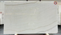 Dalles d'onyx blanc rayé polies, onyx blanc translucide avec des veines beige douces pour mur rétroéclairé