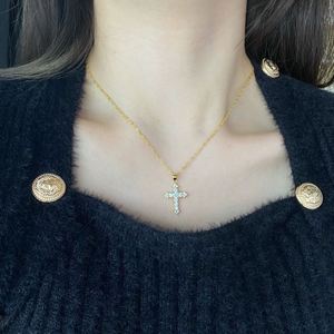 สร้อยคอจี้รูปกางเขนเงินแท้ 925 ชุบทอง 18K ประดับเพชรซิร์โคเนียจาก Dylam Women Fine Jewelry - Product Image 6