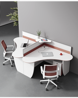 Poste de travail au design créatif avec bureaux pour employés au design unique, écrans en forme de cœur, aménagement de bureau pour huit personnes