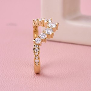 Bague de mariage en or avec diamant de laboratoire taille brillant rond, forme en V incurvée, pour bijoux de mariée et occasions spéciales - Product Image 2