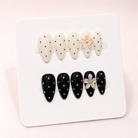 Faux Ongles à Presser en Gros, 10 Pièces, Faits Main, Noir et Blanc à Pois, Fleurs 3D, Courts, Forme Amande, Ongles Artificiels