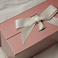 Boîte cadeau rigide pliable rose mat avec ruban en soie intégré et doublure intérieure à carreaux marron pour coffret cadeau beauté