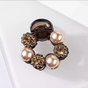 Pinza para el Cabello con Perlas y Camelias de Lujo, Nueva Colección 2026 |   Pinza de Pelo Mediana para Peinados Semirecogidos y Cabello Fino - Product Image 3