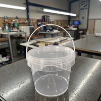 Seau en plastique PP transparent de 0,75 L avec poignée et couvercle, mini récipient alimentaire pour le stockage des épices, des sauces et des poudres.