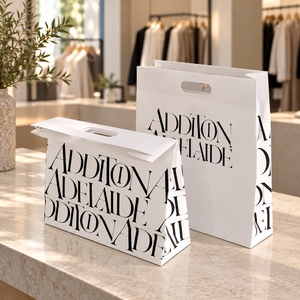 Sacs en papier personnalisés avec logo ODM pour l'emballage de vêtements de luxe, papier noir 250 g/m² avec estampage argenté - Product Image 4