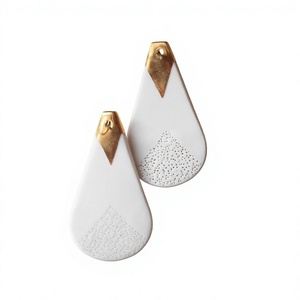Boucles d'oreilles créoles vintage en acrylique en forme de fleur, plaquées or, design bohème élégant pour femme, boucles d'oreilles pendantes tendance, cadeau d'anniversaire pour femme - Product Image 5