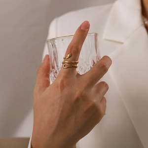 Anillos de apertura de diseño de <span class=keywords><strong>serpiente</strong></span> con textura de acero inoxidable chapado en oro de 18 quilates de capa clásica - Product Image 4