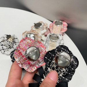 Broche Pequeno de Plástico Estilo Camélia Xiaoxiang com Pérolas Artesanais para Mulheres, Ideal para Camisas e Suéteres - Product Image 1