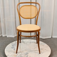 Fauteuil de salle à manger contemporain ovale en rotin PP avec dossier en cannage et structure métallique imitation bois pour restaurant, café, hôtel, salle de sport OEM ODM